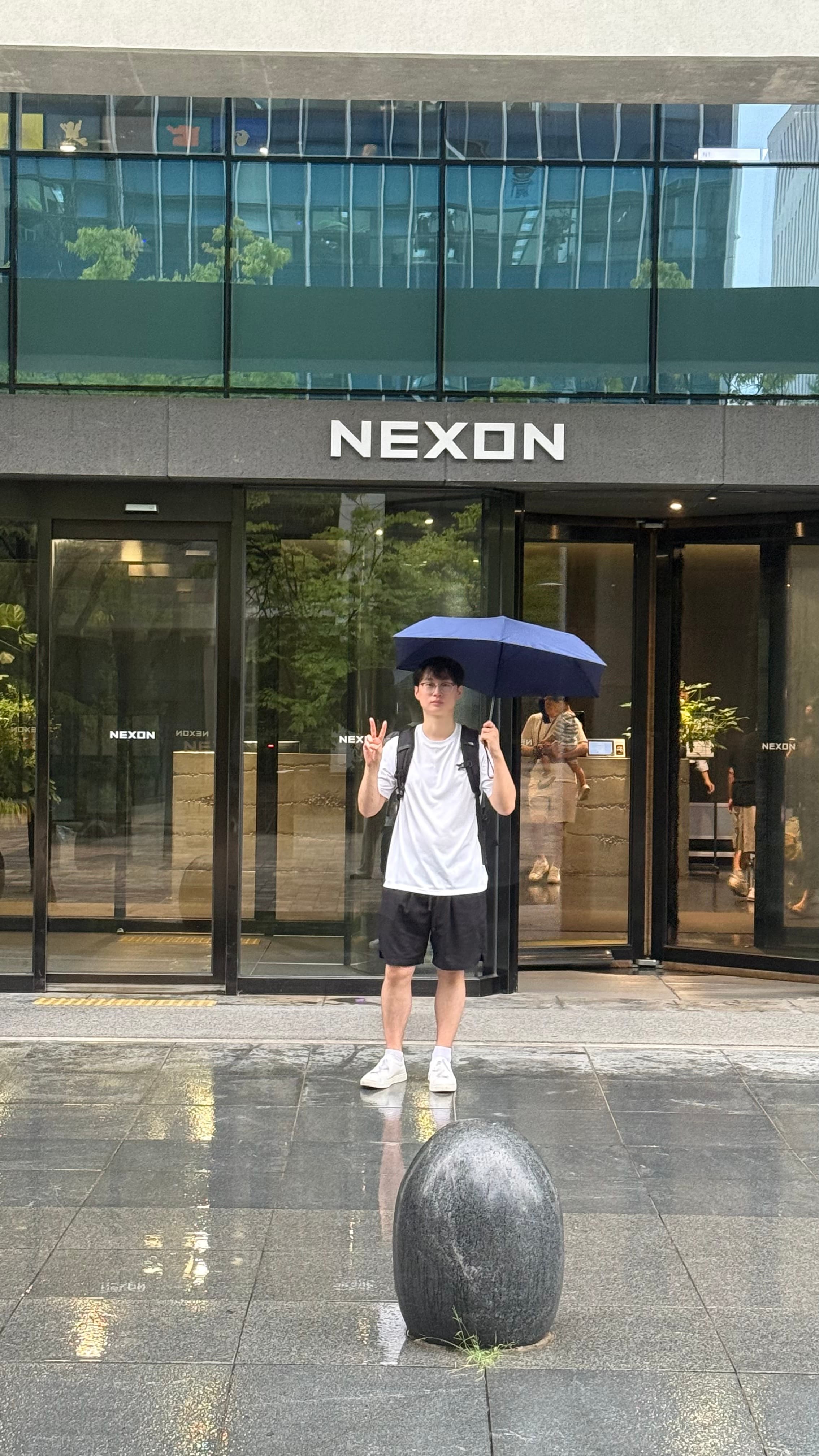 넥슨 판교 본사 앞에서 찍은 사진